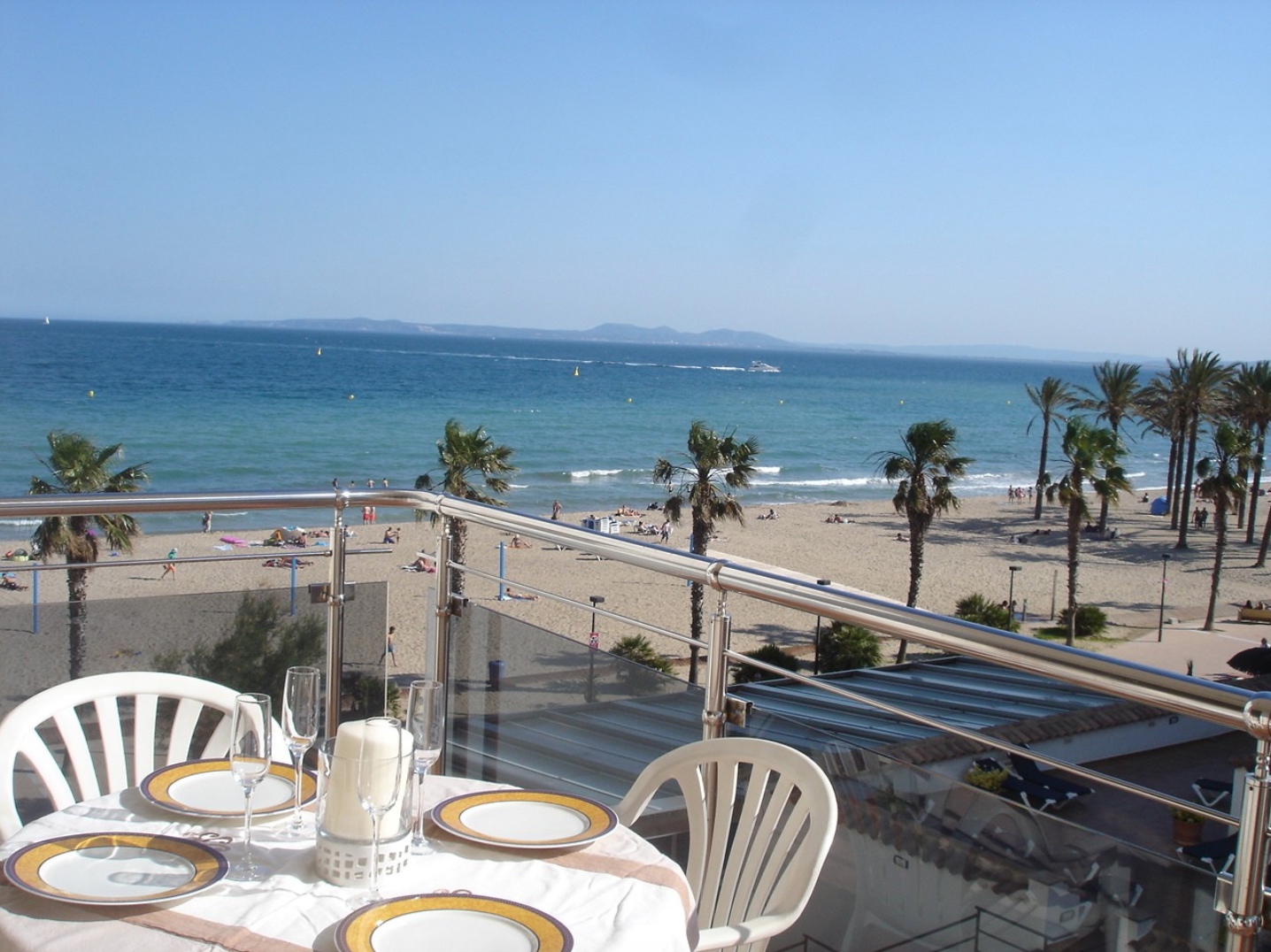 APARTMENT ON THE BEACH